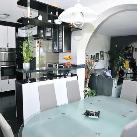 Vilă Tranquil Spacious With Private Pool